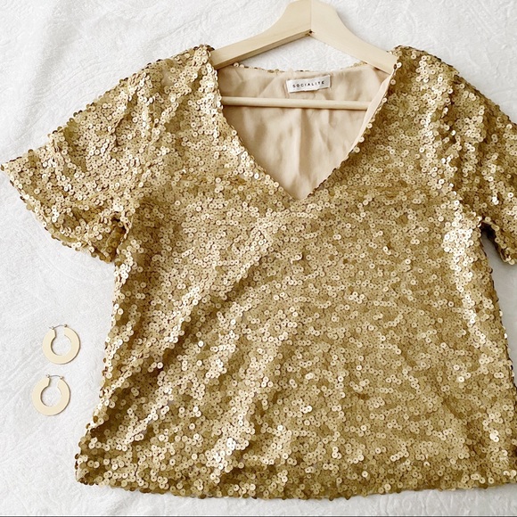 Socialite Sequin Gold Boxy V-Neck Top - Picture 8 of 12
